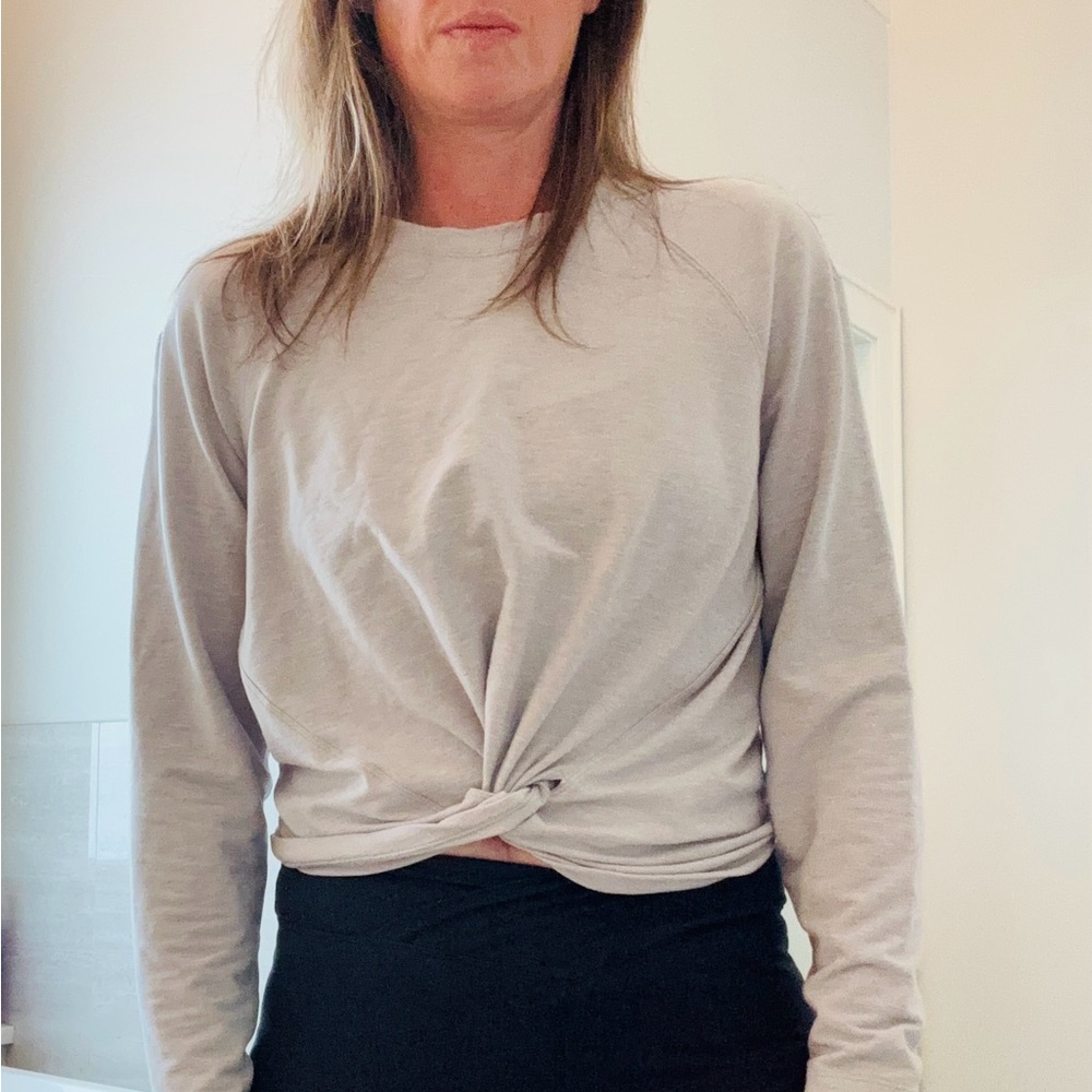 Lululemon Tuck and Gather Pullover
DESIGNED FOR ON THE MOVE. size 4